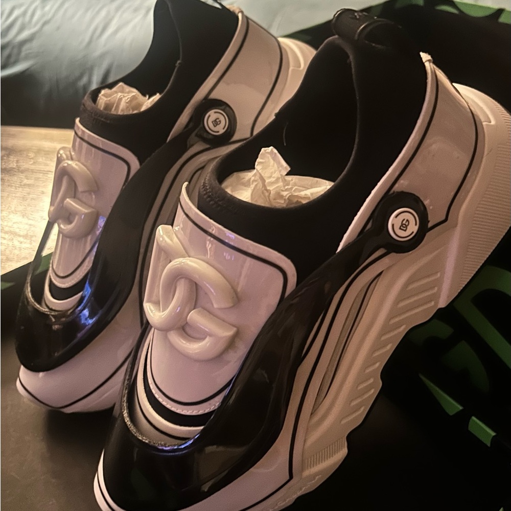 Size 42 men’s Dolce & Cabbana tennis shoes. - Picture 2 of 5